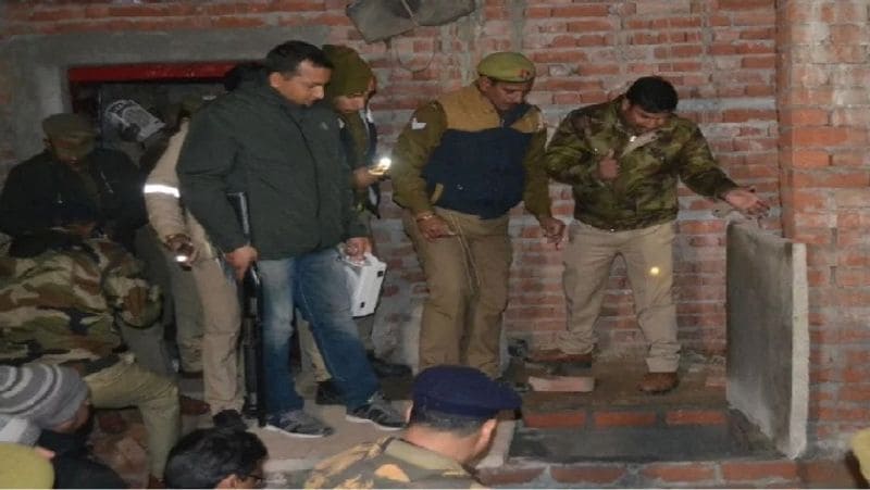सुभाष को पुलिस उलझाने के लिए समझाती रही कि थोड़ा समय दो, लेकिन सुभाष ने कहा कि उसे कोई बात नहीं करनी है। इस बीच कुछ ग्रामीणों ने देखा कि वह घर के अंदर विस्फोटक रख रहा है और उसने ज्वलनशील पदार्थ फैलाना शुरू कर दिए हैं। अंदर से एक धमाके की आवाज भी आई जिसके बाद लोगों के सब्र का बांध टूट गया।