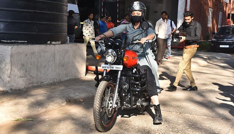 সোনাক্ষি একা নয়, অভিনেত্রীর সঙ্গে ছিলেন তার দেহরক্ষীরাও । সকাল বেলা চেনা নায়িকাকে এই অবতারে দেখে হতবাক সকলে।