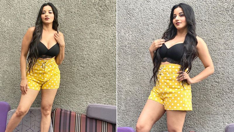 এর আগেও লাইমলাইটে থাকতে বৌদির একাধিক ছবি ভাইরাল হয়েছে সোশ্যাল মিডিয়ায়। মুহূর্তের মধ্যে ছবিটি দেখার জন্য উপচে পড়ছে ভিড়।