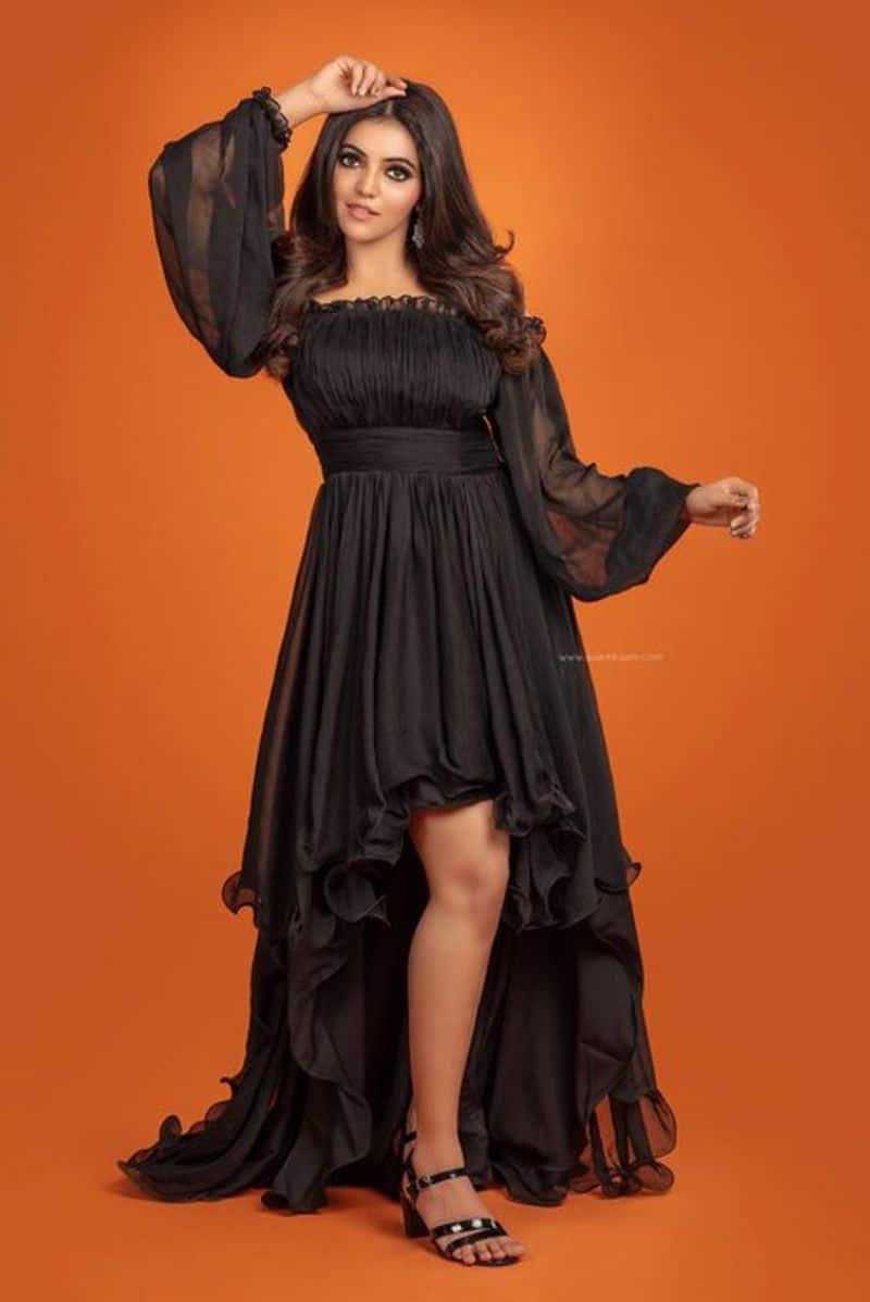 Actress Athulya Ravi Hot Black Dress Photo Going Viral