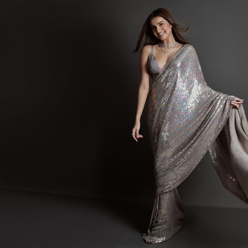 Bollywood Heroines Hot Saree Clicks Going Viral