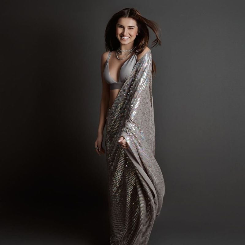 Bollywood Heroines Hot Saree Clicks Going Viral