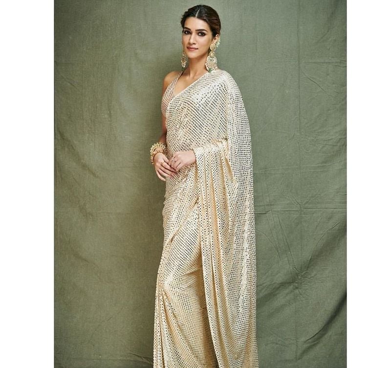 Bollywood Heroines Hot Saree Clicks Going Viral
