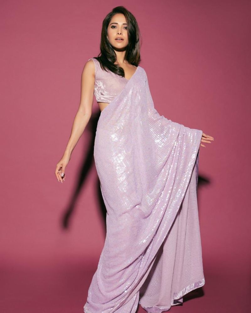 Bollywood Heroines Hot Saree Clicks Going Viral