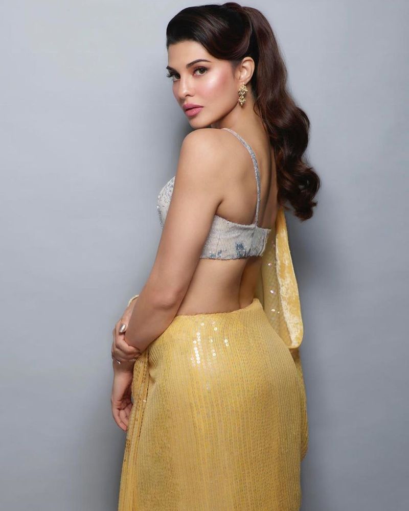 Bollywood Heroines Hot Saree Clicks Going Viral