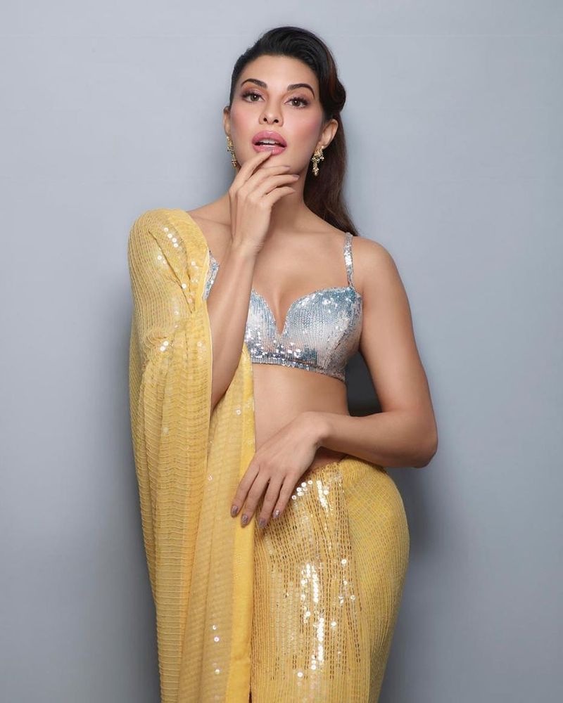 Bollywood Heroines Hot Saree Clicks Going Viral