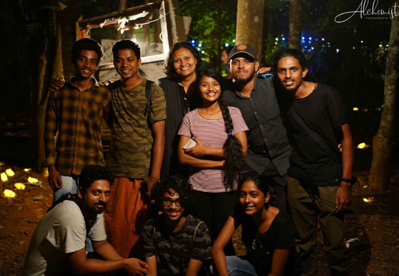 പോയട്രി ഇന്സ്റ്റലേഷന് യാഥാര്ത്ഥ്യമാക്കിയ സംഘത്തിലെ ചിലര്.