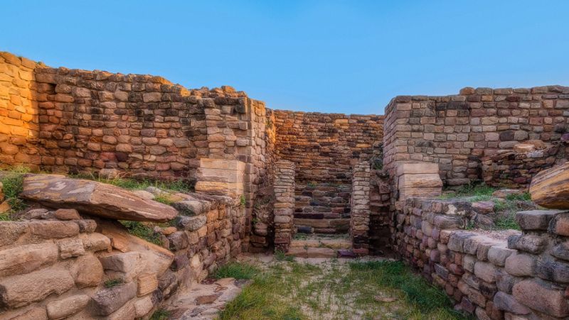 राखीगढ़ी : राखीगढ़ी हरियाणा के हिसार जिले में है। यह सिन्धु घाटी सभ्यता का भारतीय क्षेत्रों में धोलावीरा के बाद दूसरा विशालतम ऐतिहासिक नगर है। शोधकर्ताओं का दावा है कि राखीगढ़ी में करीब 8000 साल पुरानी देश की सबसे पुरानी मानव सभ्यता मौजूद थी। आज खंडहर में तब्दील हो चुका राखीगढ़ी, उस दौर में देश का पहला सुनियोजित नगर (प्लांड सिटी) हुआ करता था।