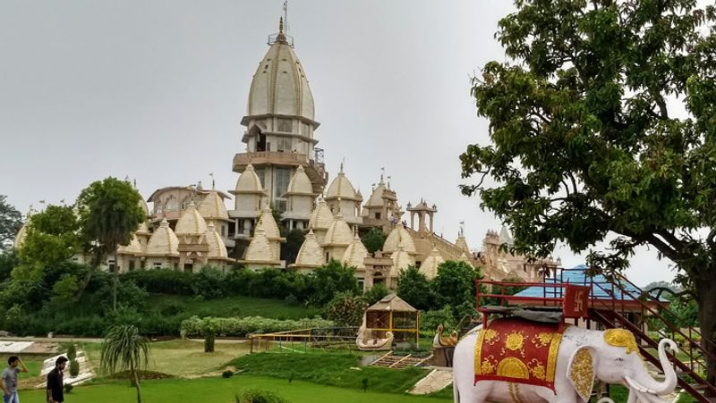 हस्तिनापुर : हस्तिनापुर कुरु वंश के राजाओं की राजधानी थी। महाभारत में बताई गई घटनाएं हस्तिनापुर की हैं। बाबर ने भारत पर आक्रमण के दौरान हस्तिनापुर पर हमला किया था और यहां के मंदिरों पर तोपों से बमबारी की थी। मुगल काल में हस्तिनापुर पर गुर्जर राजा नैन सिंह का शासन था, जिसने हस्तिनापुर और इसके चारों ओर मंदिरों का निर्माण किया।