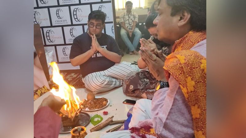 बता दें कि रूपल देसाई शो के फैमिली वीक टास्क में अपने बच्चों स्वास्तिक और भाव्या के साथ बिग बॉस में पहुंची थीं। रूपल देसाई, रश्मि के असली भाई बुलंद देसाई की पत्नी हैं। सोशल मीडिया पर कुछ फोटोज वायरल हो रही हैं, जिसमें रश्मि की फोटो के सामने हवन किया जा रहा है।