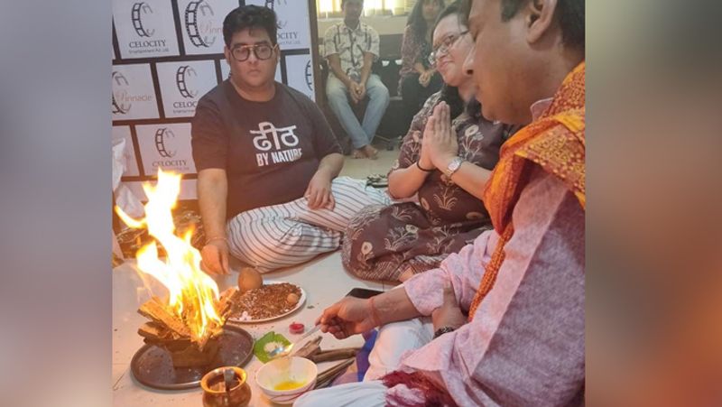 बता दें कि पूजा पिनेकल सेलिब्रिटी मैनेजमेंट ऑफिस में की गई जो रश्मि का क्लाइंट है। रश्मि के करीबी दोस्त और कंपनी के ओनर संतोश गुप्ता ने सुंदरकांड पाठ का आयोजन किया। पूजा में रश्मि के मुंहबोले भाई गौरव देसाई भी मौजूद थे। इसके अलावा पूजा में उनकी भाभी रूपल देसाई भी आई थीं।