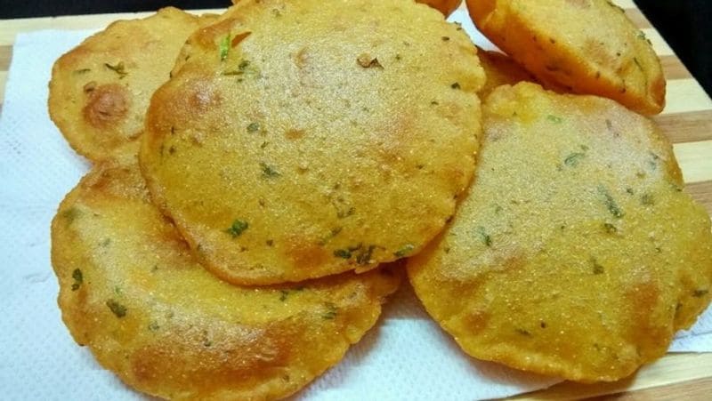 সকালের জলখাবার খাওয়ার সময় পুরো পেট ভরে খেলে হবে না। কব্জি ডুবিয়ে দুপুরে খেতে হলে সকালের খাবার পেট খালি রেখেই খেতে হবে। কারণ একবার অ্যাসিডিটি হলে গেলে পুরো দিনটাই বৃথা।