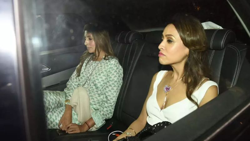 फ्रेंड के साथ श्वेता बच्चन।