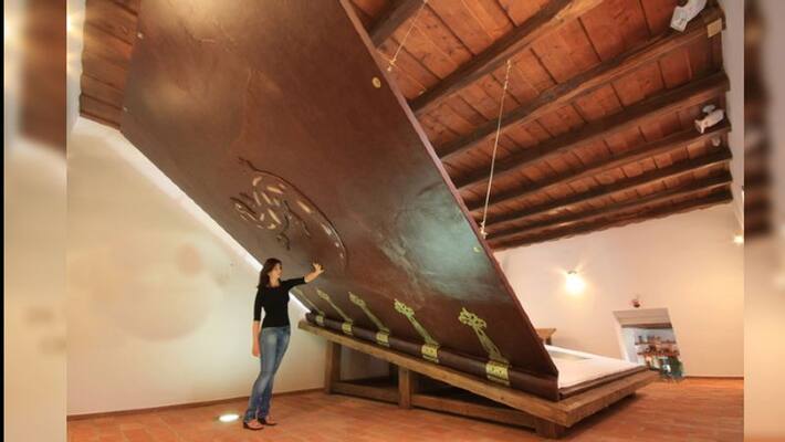 The largest book in the world at Hungary weighs 1420 kg, and 6 people to turn a page The largest book in the world at Hungary weighs 1420 kg, and 6 people to turn a page