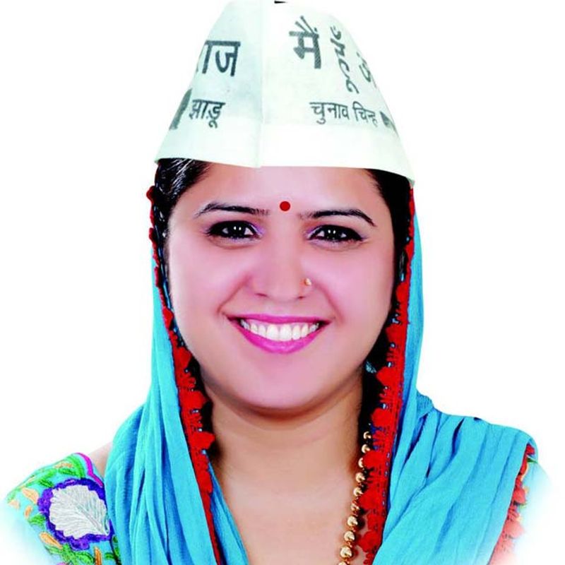 दिल्ली विधानसभा चुनाव में प्रमिला टोकस अपनी करोड़ों की संपत्ति के कारण चर्चा में हैं। साथ ही वे दिल्ली के मुख्यमंत्री की संयोजक पार्टी आम आदमी की भरोसेमंद और चर्चित नेता है। टोकस करोड़पति उम्मीदवारों में शामिल महिदिल्ली विधानसभा चुनाव में प्रमिला टोकस अपनी करोड़ों की संपत्ति के कारण चर्चा में हैं। साथ ही वे दिल्ली के मुख्यमंत्री की संयोजक पार्टी आम आदमी की भरोसेमंद और चर्चित नेता है। टोकस करोड़पति उम्मीदवारों में शामिल महिला नेता हैं। अपने चुनावी हलफनामे में उन्होंने 80 करोड़ संपत्ति का खुलासा किया है। अपने चुनावी हलफनामे में उन्होंने 80 करोड़ संपत्ति का खुलासा किया है।