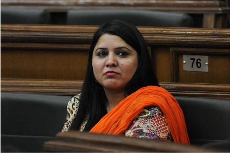 हालांकि बाद में इस मामले पर राहत देते हुए अदालत ने उनके खिलाफ सार्वजनिक संपत्ति को गंदा करने से जुड़े साल 2015 के मामले में कार्यवाही रोक लगा दी थी।