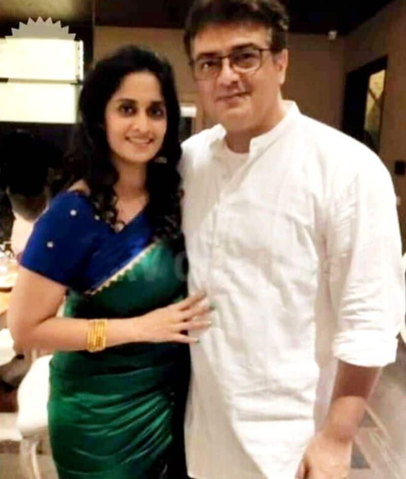 ajith give the pose for wife shalini in valimai look viral photo