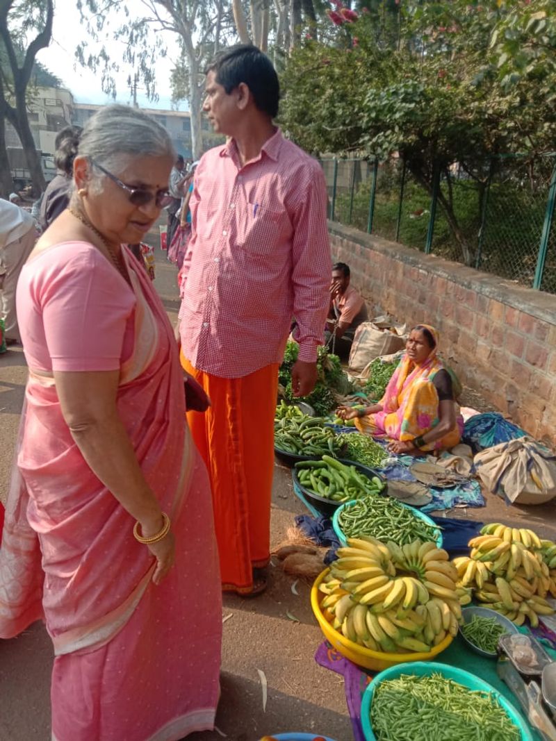 Infosys founder sudha murthy Purchasing Vegetables In jamakhandi photos goes viral