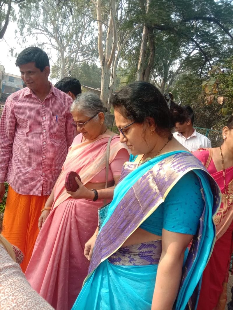 Infosys founder sudha murthy Purchasing Vegetables In jamakhandi photos goes viral