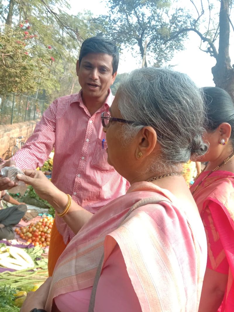 Infosys founder sudha murthy Purchasing Vegetables In jamakhandi photos goes viral