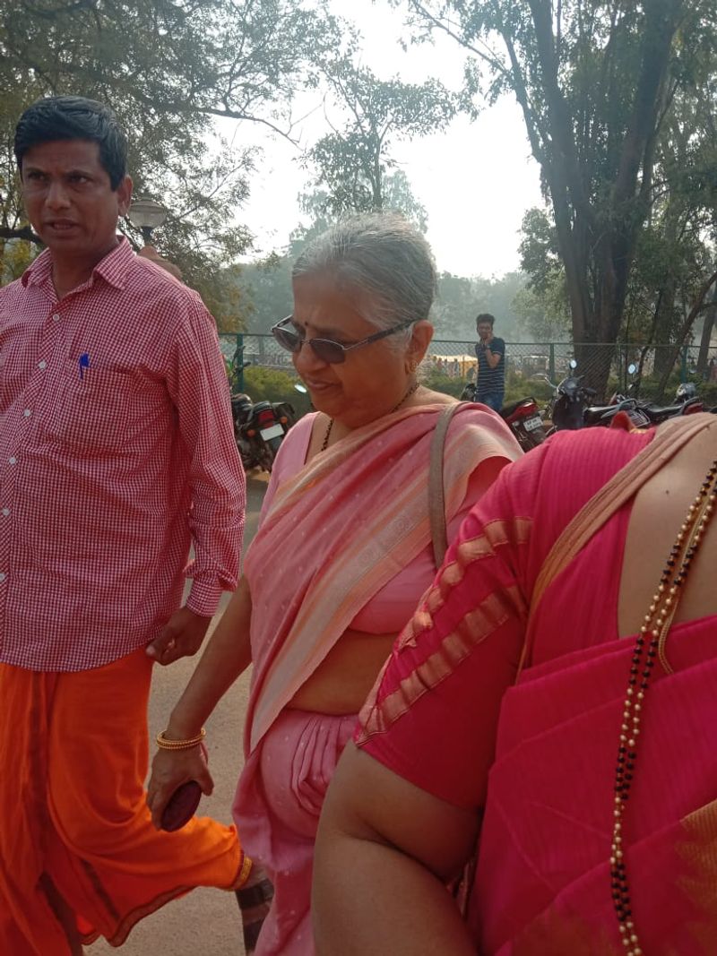 Infosys founder sudha murthy Purchasing Vegetables In jamakhandi photos goes viral