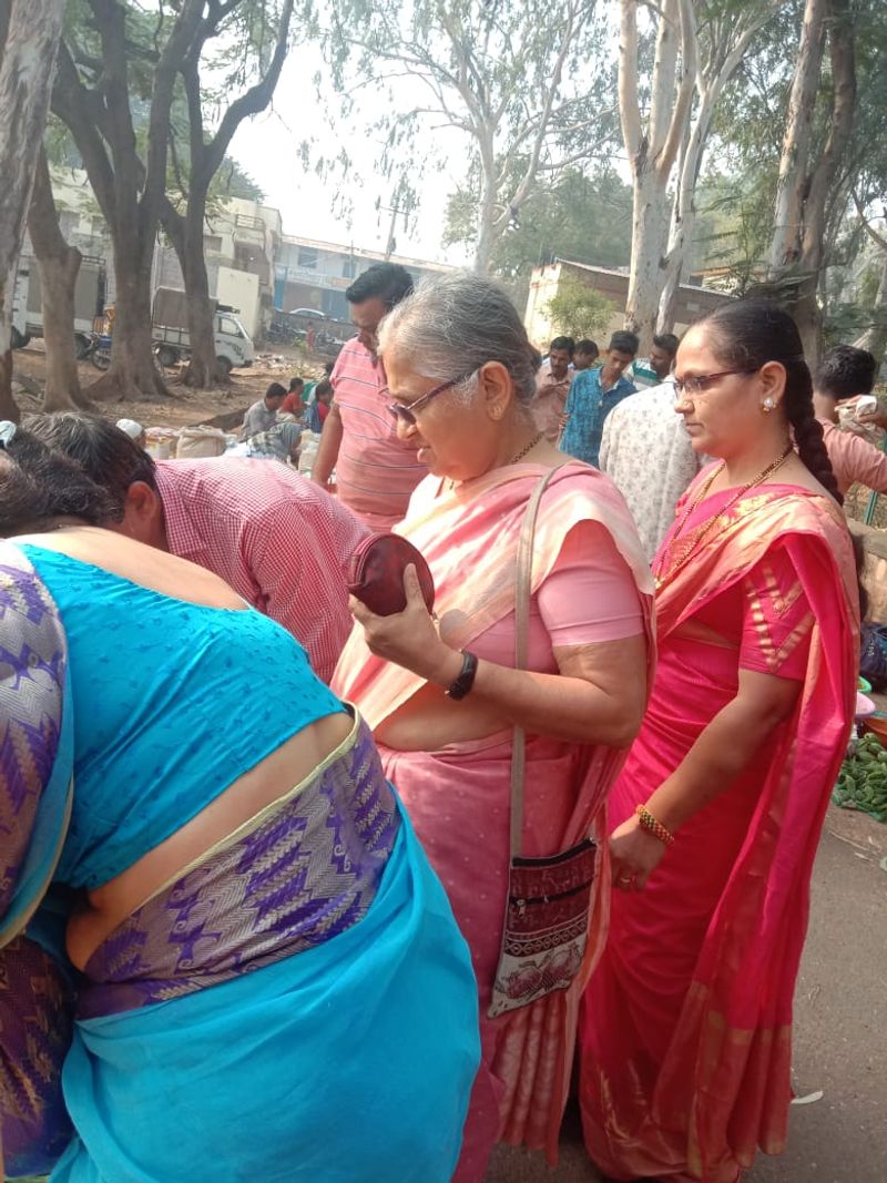 Infosys founder sudha murthy Purchasing Vegetables In jamakhandi photos goes viral