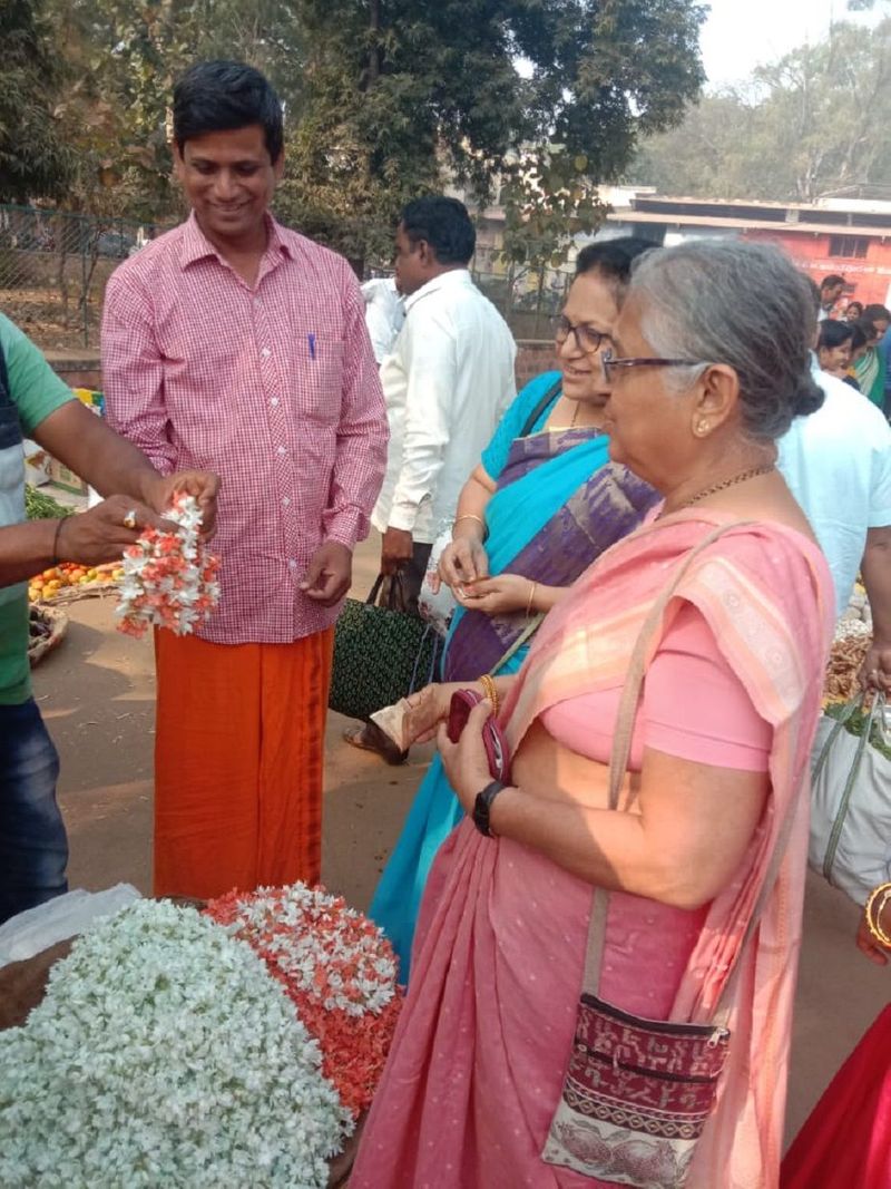 Infosys founder sudha murthy Purchasing Vegetables In jamakhandi photos goes viral
