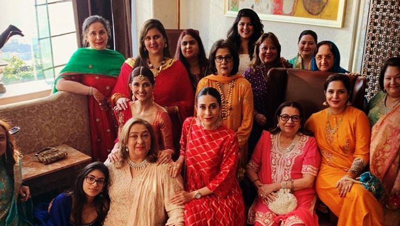 संगीत सेरेमनी में शामिल फैमिली और फ्रेंड्स के साथ करिश्मा कपूर।