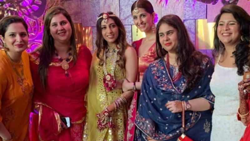 फ्रेंड्स के साथ दुल्हन अनीषा मल्होत्रा।