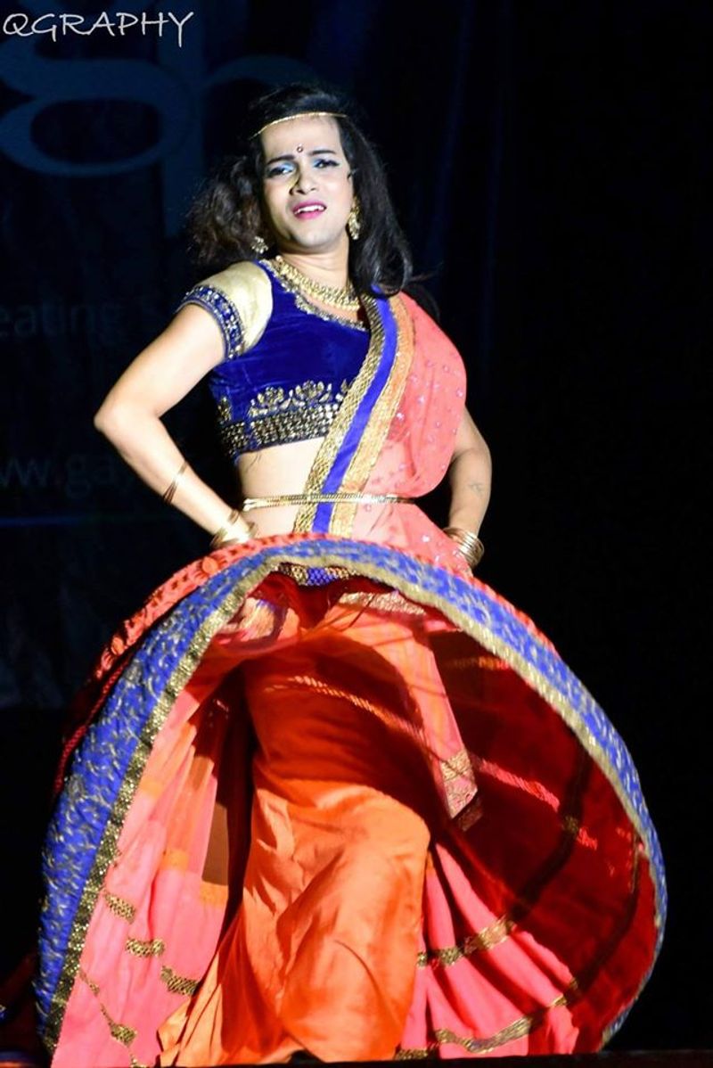 बचपन में मेरे साथ वो भी हुआ जो मैं याद कर थर्रा जाता हूं, जब हम अपनी बिल्डिंग में छुपन-छुपाई (हाइड एंड सीक) खेलते थे तो वहां पड़ोस के लड़के मुझे कोने में दबोच लेते थे। वे जबरन मेरा हाथ पकड़ मुझसे अपने प्राइवेट पार्टस छूने को कहते थे। उन्हें इसमें मजा आता था पूरा ग्रुप मेरे साथ यही करता, एक एक करके वे मुझे अपने लिंग (पीनस) की लंबाई मापने को कहते।