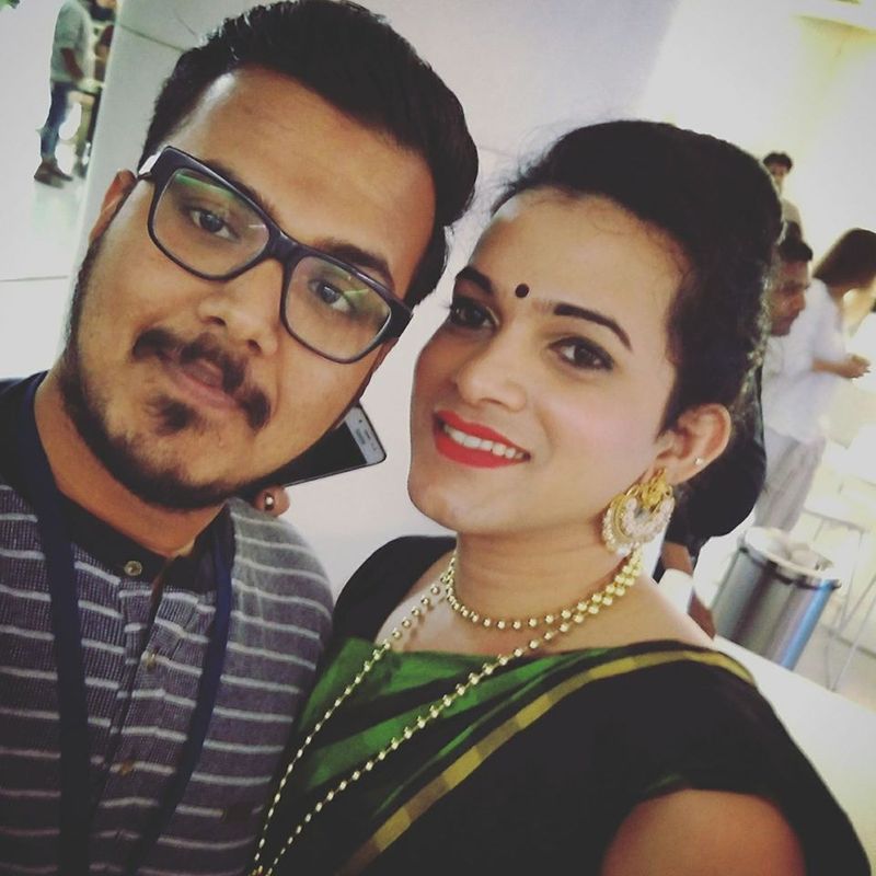 ये सब जितना परेशान करने वाला था उससे ज्यादा मुझे डर ही लगता था। मुझे बहुत शर्मिंदगी होती थी जब वो लोग मुझे प्रताड़ित करते थे। पर इतना ही नहीं जब मैं मदद मांगने के लिए अपने परिवार के पास भागा-भागा गया तो उन्होंने उल्टा मुझे ही डांट दिया। उन्होंने कहा कि लड़कों जैसे रहोगे तो कोई क्यों तंग करेगा? स्कूल में भी टीचर्स मुझसे पूछते तुम लड़का हो या लड़की हो? मुझे ये सब बहुत परेशान करता था। मैं बाथरूम में कई घंटो रोता था। ऐसे में एक दिन मैंने सोच लिया कि बस बहुत हो गया और घर से निकल गया।