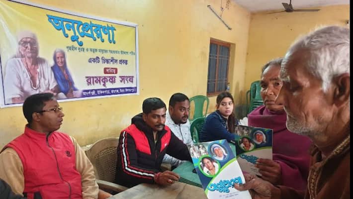 Anuprerana giving ration to helpless people in Raiganj Anuprerana giving ration to helpless people in Raiganj