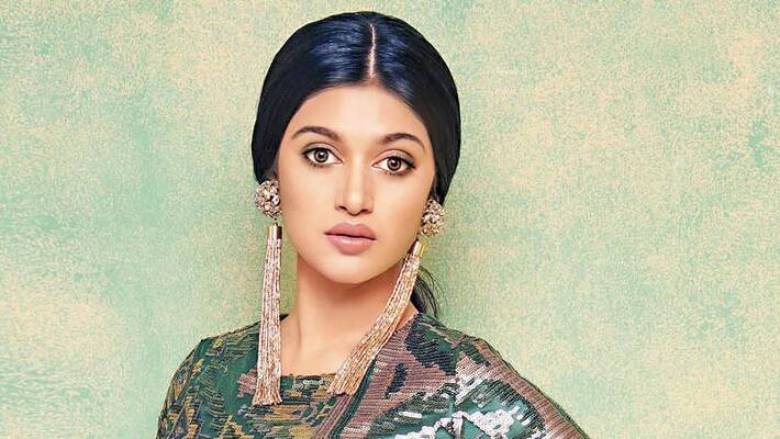 actress oviya show belly hot photo viral in social media actress oviya show belly hot photo viral in social media