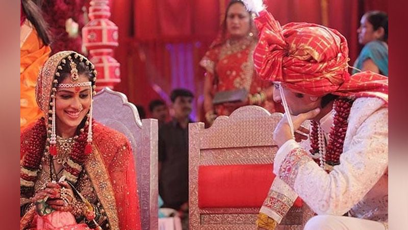 रितेश- जेनेलिया की पहली मुलाकात फिल्म के शूटिंग सेट पर हुई थी। रितेश के पिता उस समय महाराष्ट्र के मुख्यमंत्री थे। इसलिए जेनेलिया को लगा कि रितेश भी नेता ही होंगे, लेकिन जब वे उनसे मिलीं और उन्होंने अपने परिवार वालों के प्रति उनके दिल में सम्मान देखा तो वे बहुत प्रभावित हुईं।