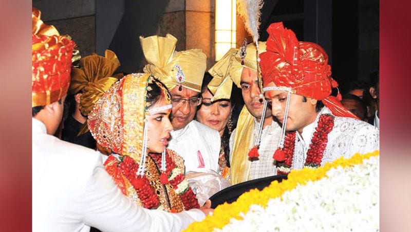दोनों देर रात को कॉफी हाउस में मिलते और घंटों बतियाते। धीरे-धीरे ये दोस्ती प्यार में बदल गई। दोनों करीब दस साल तक एक-दूसरे को डेट करने के बाद 2012 में दोनों ने शादी कर ली।