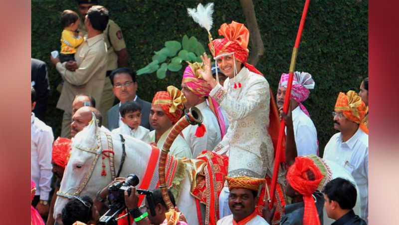 जेनेलिया को रितेश की सबसे खराब आदत लगती है उनका हर समय बिजी रहना। वे कहती हैं कि रितेश खुद को हर समय बिजी दिखाने की कोशिश करते हैं।