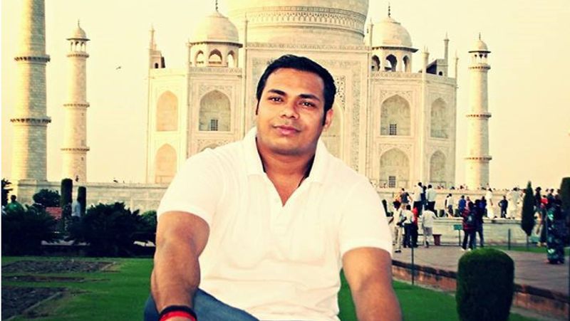 IAS राजकमल यादव मूलतः यूपी के फिरोजाबाद के रहने वाले हैं। उनका जन्म 28 दिसम्बर 1986 को फिरोजाबाद जनपद के शिकोहाबाद में हुआ। क्लास 6 तक की एजुकेशन गांव में ही हुई। जिसके बाद आगे की स्टडीज के लिए लखनऊ के सैनिक स्कूल में एडमिशन लिया। इनके पिता कमल किशोर यादव ग्रामीण बैंक में जॉब करते थे। आर्मी स्कूल में पढ़ने के कारण वह 7वीं क्लास से ही वे घर से दूर हो गए।