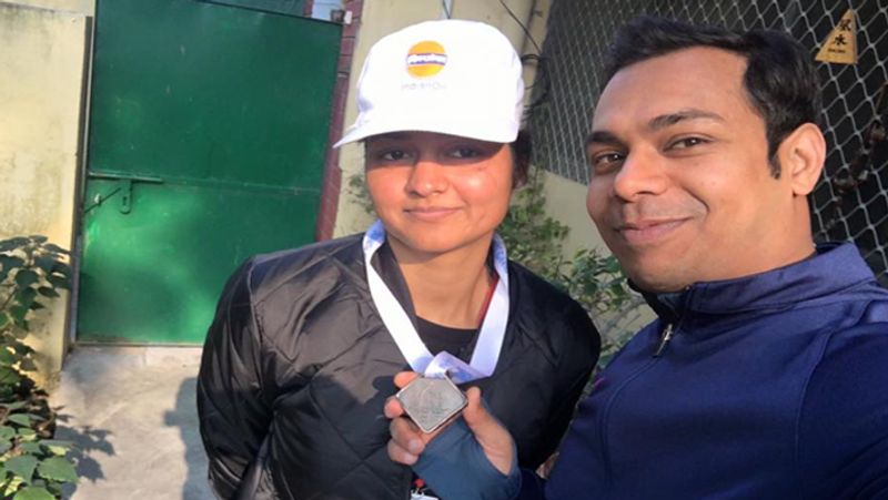 IAS राजकमल ने चेन्नई में वेटेरनरी साइंस से ग्रेजुएशन किया है। वो बताते हैं, "मैंने ग्रेजुएशन के दौरान ही आईएएस की तैयारी शुरू कर दी थी। कॉलेज से आने के बाद मैं सिलेबस की पढ़ाई के साथ ही जीएस व सिविल सर्विस से रिलेटेड अन्य सब्जेक्ट्स पढ़ता था। प्रिपरेशन के लिए मैंने कभी किसी एक्सपर्ट या कोचिंग का सहारा नहीं लिया।"