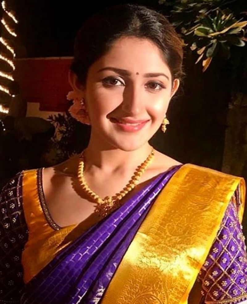 குத்துவிளக்கு போல் இருக்கும் சாயிஷா