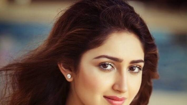 Actor Arya Wife Sayyeshaa Hot bikini photo Going Viral Actor Arya Wife Sayyeshaa Hot bikini photo Going Viral
