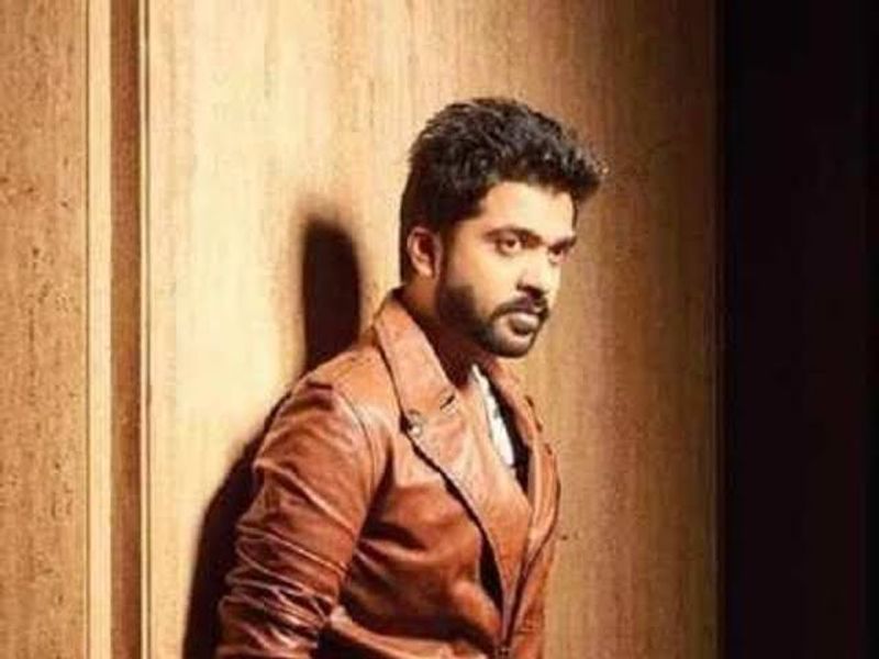 இந்த தகவல் வதந்தி என்பது உறுதியாகியுள்ளதால், சிம்புவின் ரசிகர்கள் மீண்டும் நம்பி ஏமார்ந்துள்ளனர்.
