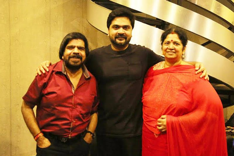 எங்கள் மகன் சிலம்பரசனின் ஜாதகத்திற்கு பொருத்தமான பெண்னை பார்த்துக் கொண்டிருக்கிறோம். பெண் அமைந்ததும் சிலம்பரசன் திருமணம் பற்றிய நற்செய்தியை முதலில் பத்திரிக்கை வாயிலாக உங்கள் அனைவருக்கும் சந்தோஷத்துடன் அதிகாரப்பூர்வமாக நாங்களே அறிவிப்போம். அதுவரை வதந்திகளை நம்ப வேண்டாம் என்று கேட்டுக்கொள்கிறோம்” இவ்வாறு தெரிவிக்கப்பட்டுள்ளது.