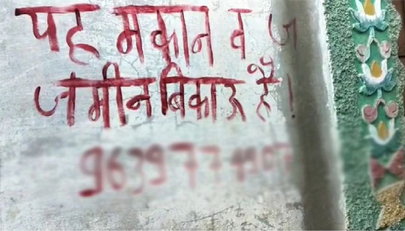 ज्यादातर घरों पर 'यह घर बिकाऊ है' लिखा मिल रहा है। मीडिया कर्मियों ने लोगों से जाना तो पता चला कि झगड़े के दौरान गांव के एक वर्ग विशेष लोगों को एसटी एक्ट में फंसा दिया गया, जिसके चलते लोग गांव से पलायन करने को मजबूर हैं, जबकि पुलिस अधिकारी कुछ और ही बयां करते दिख रहे है।