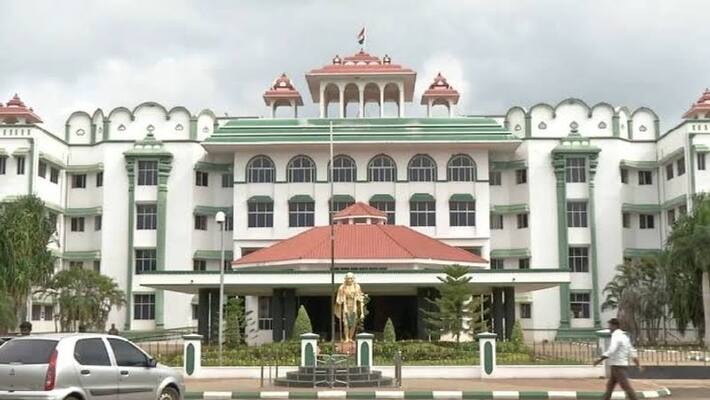 5 lakh compensation to the family of the woman who fell victim to the toll booth notice board.. court verdict 5 lakh compensation to the family of the woman who fell victim to the toll booth notice board.. court verdict