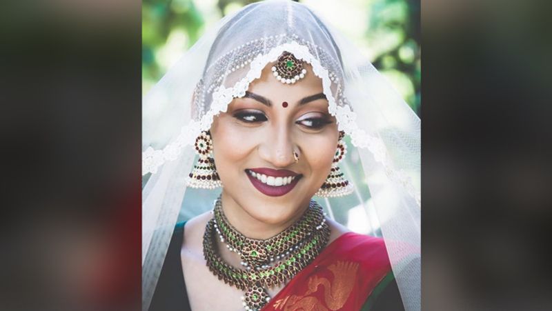 जब वैष्णवी की तस्वीरें सामने आई, तो सभी ने उनके हौंसले की तारीफ की। वैष्णवी ने लाल रंग की साड़ी में शादी की तस्वीरें शेयर की।