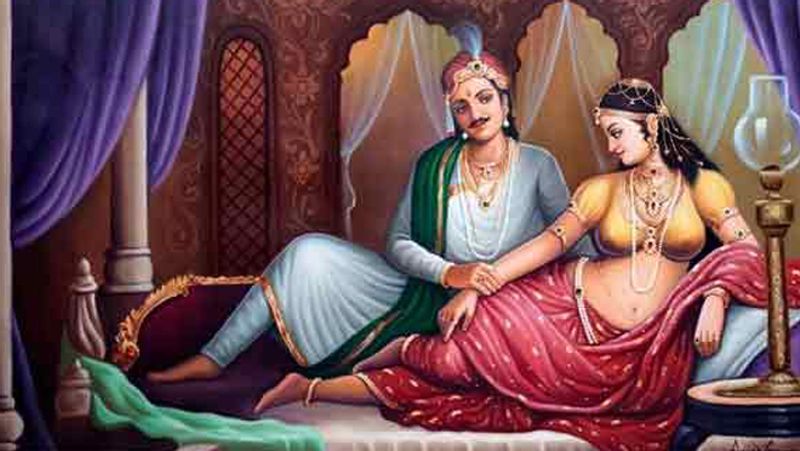 प्रयागराज में इन दिनों माघ मेला चल रहा है। दूर-दूर से लोग माघ मेले में आकर संगम स्नान कर रहे हैं। गंगा स्नान के आलावा लोग यहां के प्रमुख स्थानों पर भी दर्शन व पूजन के लिए पहुंच रहे हैं। ऐसे ही एक स्थान गंगा नदी के बिलकुल किनारे पर स्थित उल्टा किला है। कहा जाता है कि यह किला राजा चन्द्रमा के पौत्र पुरुरवा का है। राजा पुरुरवा के बारे में इतिहास में इतिहास व धर्मग्रंथों में एक बहुत ही चर्चित कहानी प्रसिद्ध है। वह है उनकी और स्वर्ग की अप्सरा उर्वशी की प्रेम कहानी। उर्वशी राजा पुरुरवा की प्रसिद्धि सुनकर उन्हें देखने आई तो मंत्रमुग्ध होकर उनसे प्यार कर बैठी। बाद में दोनों ने शादी कर लिया।