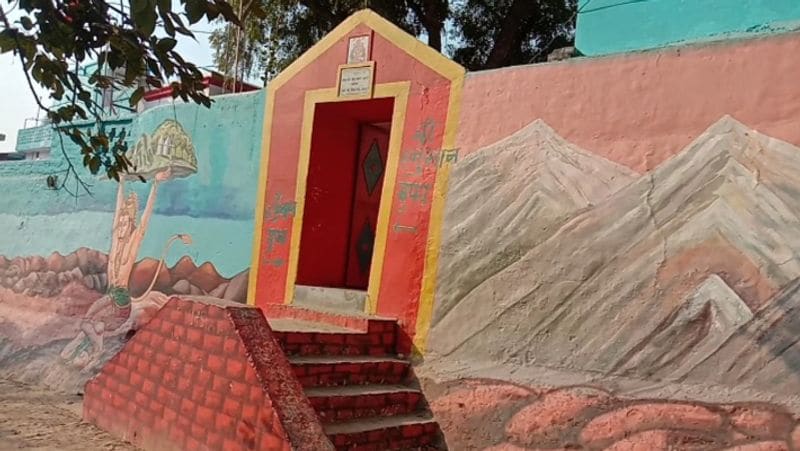 इस किले के बारे के बारे में कहा जाता है कि यहां किसी जमाने में राजा हरिबोंग हुए थे। जिन्होंने एक संत को अपने किले में भोजन पर आमंत्रित किया था। लेकिन राजा ने अपने किले में बुलाकार उस संत का अपमान किया। जिसके बाद संत ने राजा की श्राप दे दिया। संत के श्राप देते ही किले में आग लग गई और सारी चीजें उल्टी सीधी हो गई। तभी से इन किले को उल्टा किला कहा जाता है।