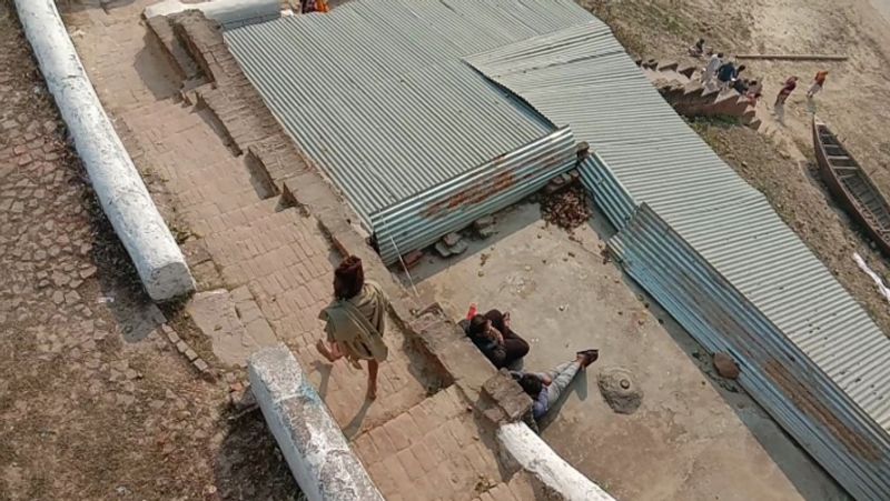 किले मे तकरीबन 30 फिट गहरी एक गुफा है। गुफा के भीतर जाने के लिए एक संकरी सीढ़ी अंदर जाती है। अंदर जाने के बाद उस गुफा में हनुमान जी की एक बेहद पुरानी मूर्ति है। जहां लोग रोजाना पूजा अर्चना के लिए जाते हैं। इस मंदिर के अगल बगल 11 गुफाएं और हैं। जिनमे काफी अँधेरा रहता है। इन गुफाओं में चमगादड़ों की भरमार है।