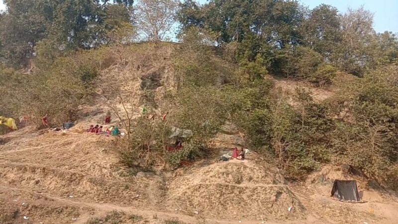 गंगा तट से लगभग 150 फिट की ऊंचाई पर स्थित ये किला लोगों के आकर्षण का केंद्र है। हांलाकि अब किले के अवशेष के नाम पर केवल कुछ खंडहर और और टीला ही बचा है। लेकिन इसके बावजूद भी ये जगह लोगों की आस्था का केंद्र है।