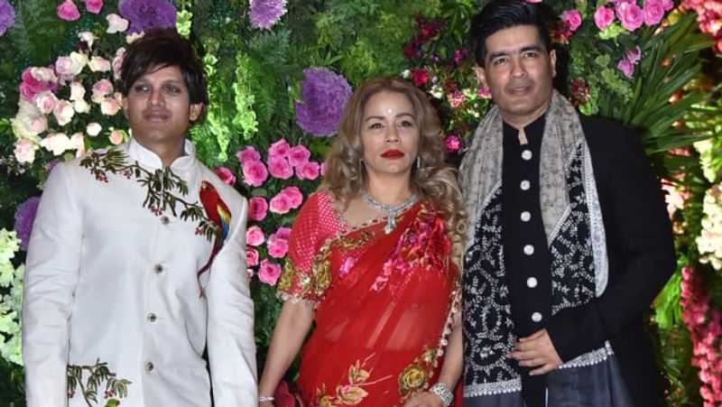 यश बिरला पत्नी अवंती और मनीष मल्होत्रा।
